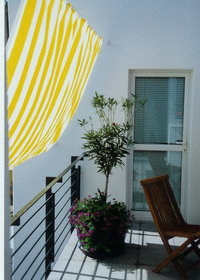 Sonnensegel 270 x 140 cm gelb-wei - zwischen Wnden montiert 
