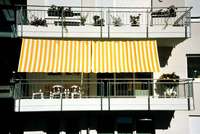 Vorgebauter Balkon mit 2x Sonnensegel 270 x 140 cm - gelb-wei 
