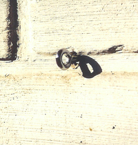Ringsenschraube in einer Hauswand (Fuge verwenden)