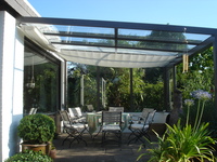 Innenbeschattung Terrassenberdachung mit Sonnensegeln in Seilspanntechnik