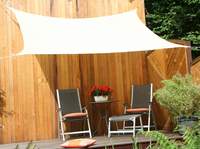 Vierecksegel an Spanngurten ber einer Gartenterrasse