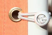 Verbindungs-Clip (versetzt gesteckt) verbindet zwei Paravent Rahmenelemente, so, da� sie faltbar sindrechten blickdicht zu machen