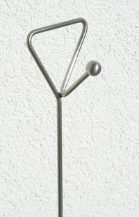 Futterstab Handgriff mit Futtersack am Haken und Meise