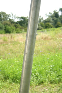 Aufgestellter Edelstahlmast in Bodenhlse mit Betonfundament