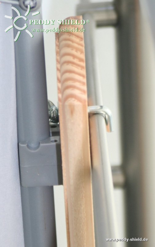 Montagehinweise - Befestigung Balkongelnder Sichtschutz Paravent fr die 2 Wand-Clips und einem Holzbrett