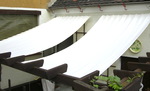 Sonnenschutzsegel parallel zum Haus