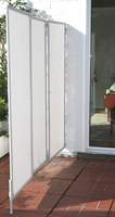 Stellwand Terrasse in Linie gesteckt mit 3x Paravent hell silbergrau