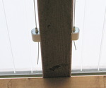Seilspanner Universal an beiden Seiten eines Holzsparrens gespannt