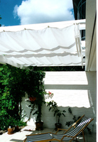 Oben offene Pergola mit schrg montiertem Sonennsegel in Seilspanntechnik