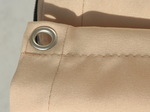 Metallse in eine Ecke der Balkonumspannung - Farbe sisal