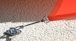 Sonnensegel konkav gehalten mit Spannschlo und Wandhalter
