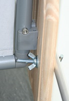 Befetigung Paravent am Balkongelnder mit Wand-Clips ber Holzbrett