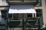 Frontsicht vorebauter Balkon mit Bausatz Balkon II + Sonnensegel 270 x 140 cm uni wei.