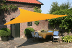Gartenterrasse mit 3,6 m Dreiecksonnensegel in der Farbe sonnengelb