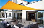 Gartenterrasse mit 3,6 m Dreiecksonnensegel in der Farbe sonnengelb