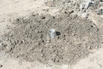 Abdecken der Betonschicht mit einer handbreit Erde 