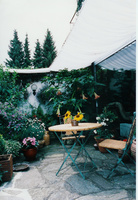 Sonnenschutz fr eine Terrasse in Innenhof mit Seilspanntechnik Pergola und Sonnensegel 270 x 140 cm - uni wei
