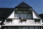 Dachausschnitt mit Sonnenschutz durch Seilspanntechnik Bausatz Balkon-I mit zugeschnittenem Sonnensegel 270 x 140 cm - uni wei