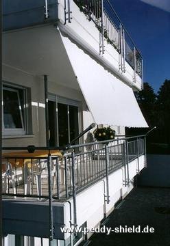 Wei�es Sonnensegel 280 x 140 cm an Seilspannung Balkon II