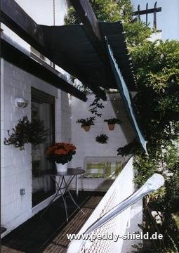 Klemmhalter mit einem ausgezogenen Sonnensegel 330 x 200 cm.