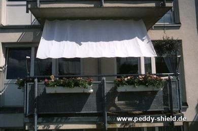 Frontsicht vorebauter Balkon mit Bausatz Balkon II + Sonnensegel 270 x 140 cm uni wei�.