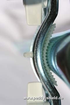 DetaiL: Klemmhalter mit Schutzplatte an einen Handlauf geklemmt.