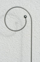 Packungsinhalt - Premium Rankstab Evolvente (Hirtenstab) mit Kugel - 130 cm -aus hochwertigem Edelstahl A4 - 316 als Rankhilfe fr Stauden etc. und als Futterstab fr Vgel